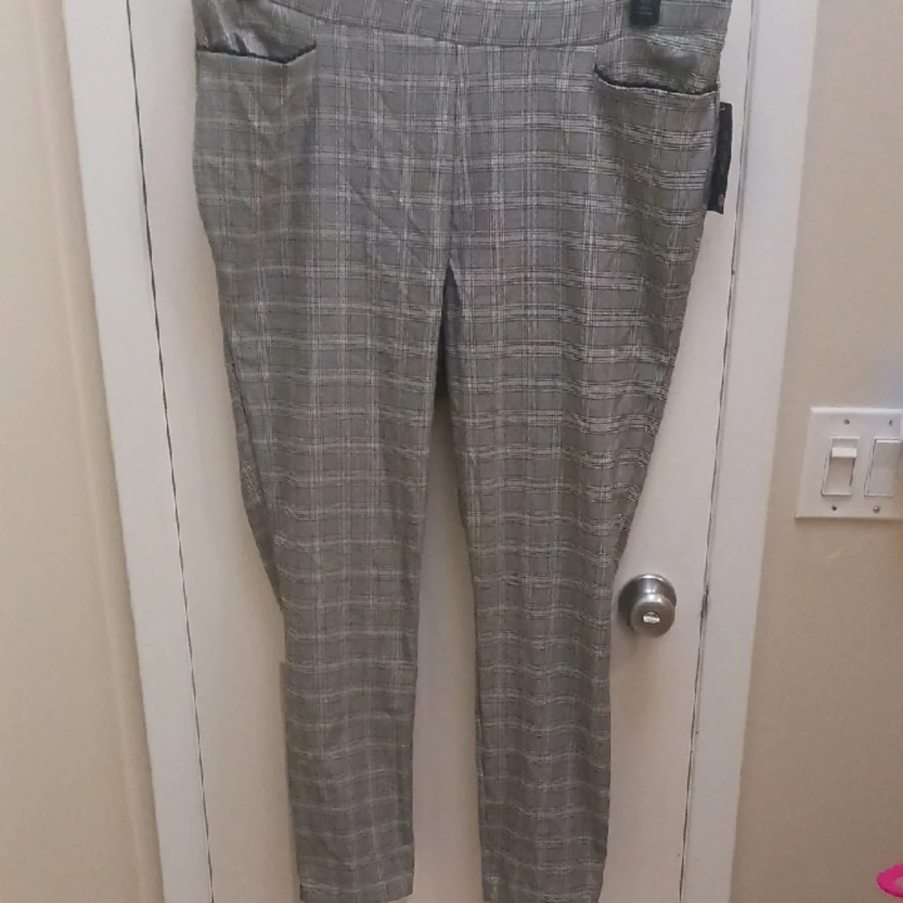 Elegant Women's Gray Plaid Cropped Pants NWT - Picture 1 of 8